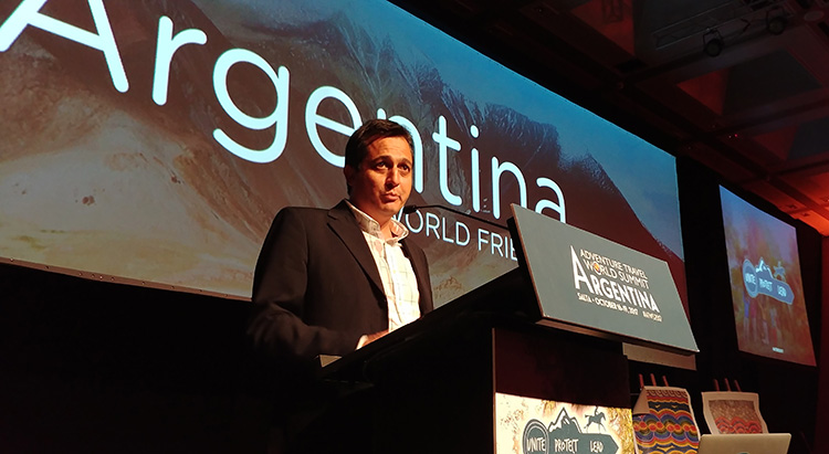 El secretario de Turismo, Alejandro Lastra, hablando en el cierre del congreso
