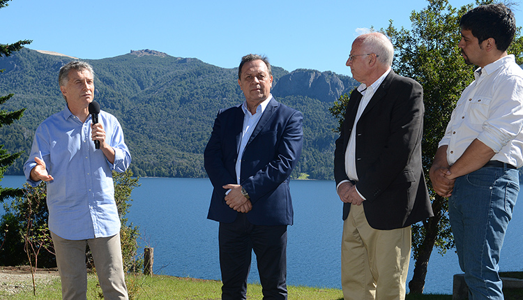 El presidente Macri, el ministro de Turismo de la Nación, Gustavo Santos, y el ministro de Producción y Turismo de Neuquén, José Brillo, durante la inauguración en Villa Traful